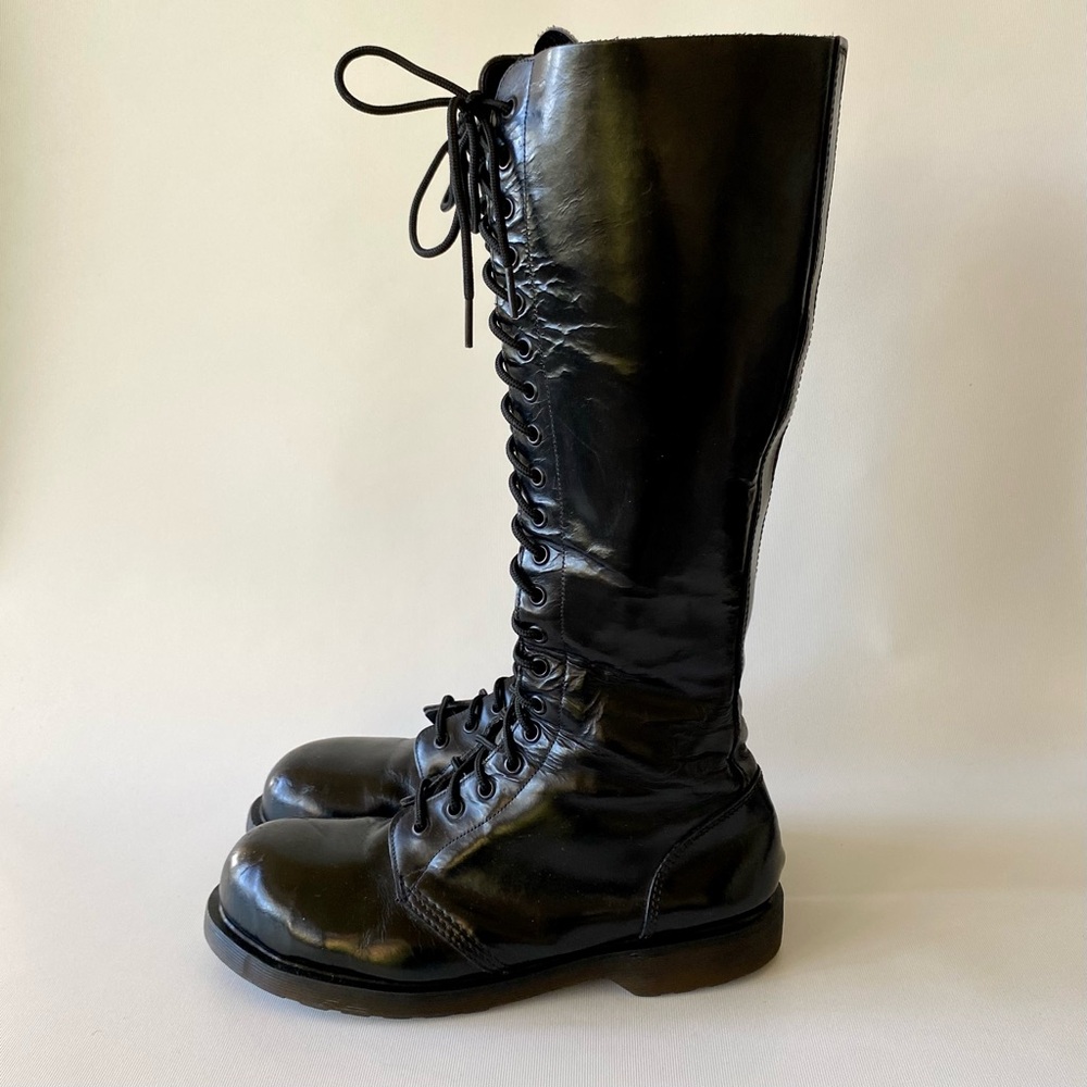 Vintage Dr. Martens 20 eye lace-up boots. 🖤
